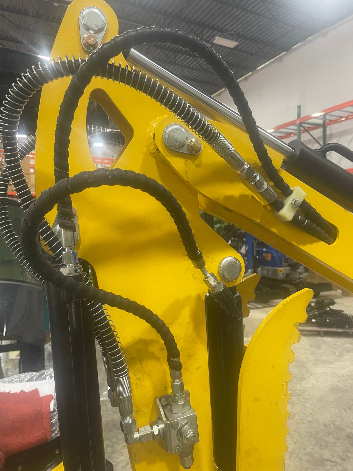 1 TON R319 Mini Excavator w/ Canopy:B&S XR210 EPA Gas Bucket/Hydraulic Thumb