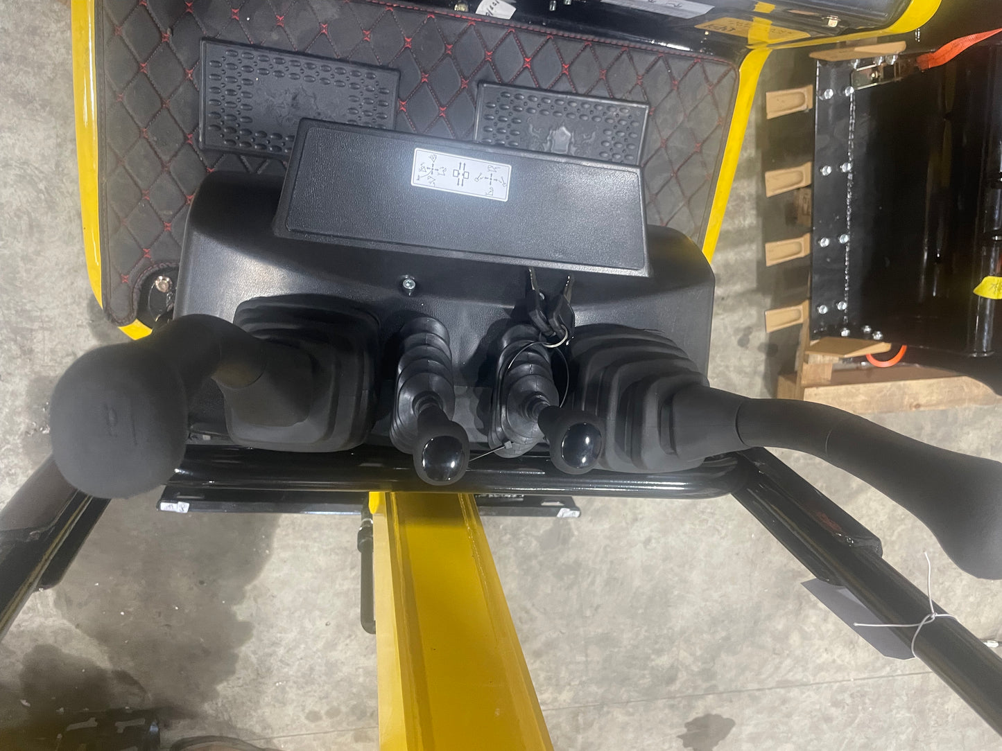 1 TON R319 Mini Excavator w/ Canopy:B&S XR210 EPA Gas Bucket/Hydraulic Thumb